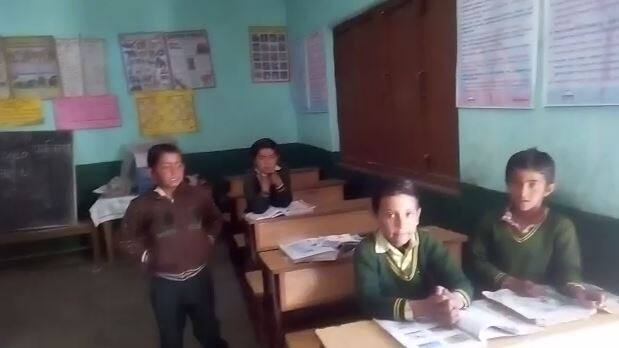 ਕੁਝ ਸਕੂਲਾਂ ਵਿੱਚ, 10 ਸਾਲ ਦੀ ਉਮਰ ਦੇ ਬੱਚਿਆਂ ਨੂੰ ਦਿਨ ਭਰ ਕਾਰਪੇਟ ਜਾਂ ਬੋਰੀ 'ਤੇ ਬੈਠ ਕੇ ਬਿਤਾਉਣਾ ਪੈਂਦਾ ਹੈ।