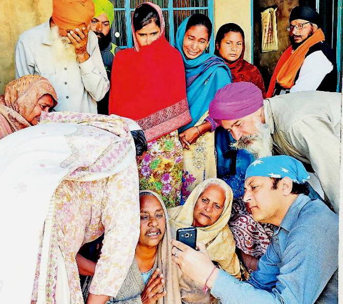 Punjab youth's funeral in Manilla, Family participated through Video Call ਪਿਓ ਕੋਲ ਨਹੀਂ ਸੀ ਪੈਸੇ, ਜਵਾਨ ਪੁੱਤ ਦਾ ਸੰਸਕਾਰ ਵੀਡੀਓ ਕਾਲ ਤੇ ਦੇਖਿਆ