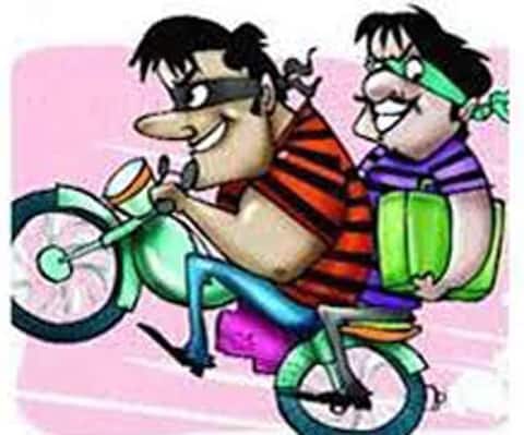 ਲੁੱਟੇਰਿਆਂ ਦੇ ਬੁਲੰਦ ਹੌਂਸਲੇ, ਪੁਲਿਸ ਕਮਿਸ਼ਨਰ ਦੇ ਦਫ਼ਤਰ ਨੇੜੇ ਲੁੱਟਿਆ ਵਪਾਰੀ, ਲੱਖਾਂ ਰੁਪਏ ਲੁੱਟ ਹੋਏ ਫਰਾਰ ਲੁੱਟੇਰਿਆਂ ਦੇ ਬੁਲੰਦ ਹੌਂਸਲੇ, ਪੁਲਿਸ ਕਮਿਸ਼ਨਰ ਦੇ ਦਫ਼ਤਰ ਨੇੜੇ ਲੁੱਟਿਆ ਵਪਾਰੀ, ਲੱਖਾਂ ਰੁਪਏ ਲੁੱਟ ਹੋਏ ਫਰਾਰ