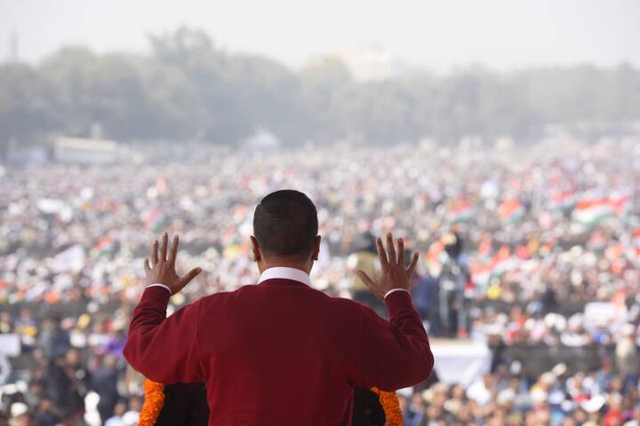 ਕੇਜਰੀਵਾਲ ਨੇ ਕਿਹਾ-ਹੁਣ ਦਿੱਲੀ ਦੇ ਦੋ ਕਰੋੜ ਲੋਕ ਮੇਰੇ ਪਰਿਵਾਰ ਦਾ ਹਿੱਸਾ ਹਨ। ਜੇ ਕੋਈ ਕੰਮ ਹੈ, ਤਾਂ ਕੋਈ ਵੀ ਬਿਨਾਂ ਕਿਸੇ ਝਿਜਕ ਦੇ ਮੇਰੇ ਕੋਲ ਆਵੇ ਮੈਂ ਹਰੇਕ ਲਈ ਕੰਮ ਕਰਾਂਗਾ। ਦਿੱਲੀ ਲਈ ਹਾਲੇ ਬਹੁਤ ਵੱਡੇ ਵੱਡੇ ਕੰਮ ਕਰਨੇ ਹਨ।