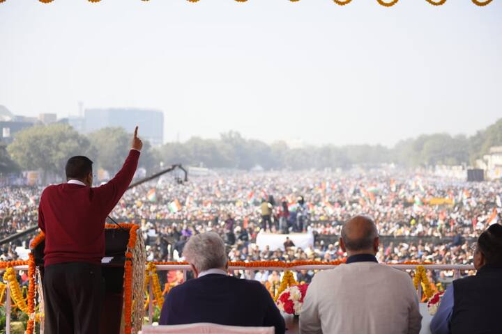 ਕੇਜਰੀਵਾਲ ਨੇ ਕਿਹਾ-ਚੋਣਾਂ ਵਿੱਚ ਰਾਜਨੀਤੀ ਬਹੁਤ ਹੋਈ ਪਰ ਹੁਣ ਰਾਜਨੀਤੀ ਦਾ ਸਮਾਂ ਨਹੀਂ ਹੈ। ਹੁਣ ਮੈਂ ਸਾਰੀਆਂ ਪਾਰਟੀਆਂ ਨਾਲ ਮਿਲ ਕੇ ਕੰਮ ਕਰਾਂਗਾ ਅਤੇ ਦਿੱਲੀ ਨੂੰ ਅੱਗੇ ਲੈ ਜਾਵਾਂਗਾ। ਵਿਰੋਧੀਆਂ ਨੇ ਉਨ੍ਹਾਂ ਨੂੰ ਚੋਣਾਂ ਵਿਚ ਜੋ ਕੁਝ ਵੀ ਕਿਹਾ ਸੀ, ਉਸ ਲਈ ਉਨ੍ਹਾਂ ਨੂੰ ਮਾਫ ਕਰਦਾ ਹਾਂ। ਮੈਂ ਕੇਂਦਰ ਸਰਕਾਰ ਨਾਲ ਮਿਲ ਕੇ ਕੰਮ ਕਰਨ ਲਈ ਤਿਆਰ ਹਨ।