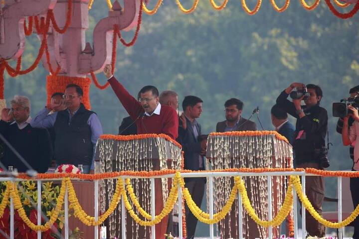 ਨਵੀਂ ਦਿੱਲੀ: ਆਮ ਆਦਮੀ ਪਾਰਟੀ ਦੇ ਲੀਡਰ ਅਰਵਿੰਦ ਕੇਜਰੀਵਾਲ ਨੇ ਅੱਜ ਤੀਜੀ ਵਾਰ ਦਿੱਲੀ ਦੇ ਰਾਮਲੀਲਾ ਮੈਦਾਨ ਵਿੱਚ ਦਿੱਲੀ ਦੇ ਮੁੱਖ ਮੰਤਰੀ ਦੇ ਅਹੁਦੇ ਦੀ ਸਹੁੰ ਚੁੱਕੀ। ਕੇਜਰੀਵਾਲ ਦੇ ਨਾਲ ਮਨੀਸ਼ ਸਿਸੋਦੀਆ, ਸਤੇਂਦਰ ਜੈਨ, ਗੋਪਾਲ ਰਾਏ, ਕੈਲਾਸ਼ ਗਹਿਲੋਤ, ਇਮਰਾਨ ਹੁਸੈਨ, ਰਾਜਿੰਦਰ ਪਾਲ ਗੌਤਮ ਨੇ ਵੀ ਮੰਤਰੀ ਅਹੁਦੇ ਦੀ ਸਹੁੰ ਚੁੱਕੀ। ਦੱਸ ਦਈਏ ਕਿ ਕੇਜਰੀਵਾਲ ਨੇ ਆਪਣੇ ਪਿਛਲੇ ਮੰਤਰੀ ਮੰਡਲ ਵਿੱਚ ਕੋਈ ਬਦਲਾਅ ਨਹੀਂ ਕੀਤਾ ਹੈ।  ਸਹੁੰ ਚੁੱਕਣ ਤੋਂ ਬਆਦ ਕੇਜਰੀਵਾਲ ਨੇ ਜਨਤਾ ਨੂੰ ਸੰਬੋਧਿਤ ਕੀਤਾ। ਉਨ੍ਹਾਂ ਕਿਹਾ ਕਿ ਇੱਹ ਜਿੱਤ ਮੇਰੀ ਨਹੀਂ ਬਲਕਿ ਦਿੱਲੀ ਦੀ ਜਨਤਾ ਦੀ ਜਿੱਤ ਹੈ। 