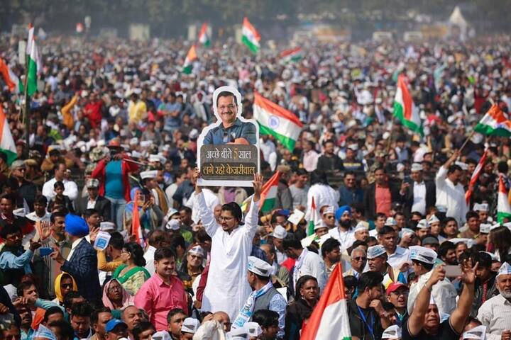 1. ਕੇਜਰੀਵਾਲ ਨੇ ਕਿਹਾ-ਅੱਜ ਤੁਹਾਡੇ ਬੇਟੇ ਨੇ ਤੀਜੀ ਵਾਰ ਮੁੱਖ ਮੰਤਰੀ ਦੀ ਸਹੁੰ ਚੁੱਕੀ ਹੈ। ਇਹ ਮੇਰੀ ਜਿੱਤ ਨਹੀਂ ਹੈ, ਇਹ ਤੁਹਾਡੇ ਲੋਕਾਂ ਦੀ ਜਿੱਤ ਹੈ। ਇਹ ਦਿੱਲੀ ਦੇ ਲੋਕਾਂ ਦੀ ਜਿੱਤ ਹੈ।