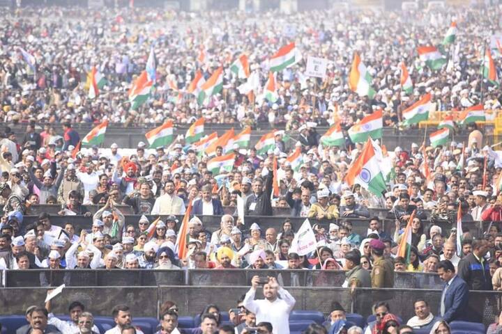 ਕੇਜਰੀਵਾਲ ਨੇ ਕਿਹਾ-ਮੈਨੂੰ ਖੁਸ਼ੀ ਹੈ ਕਿ ਅੱਜ ਮੇਰੇ ਮੰਚ 'ਤੇ ਦਿੱਲੀ ਦੇ ਨਿਰਮਾਤਾ ਮੁੱਖ ਮਹਿਮਾਨ ਵਜੋਂ ਮੌਜੂਦ ਹਨ। ਕੇਜਰੀਵਾਲ ਦਿੱਲੀ ਨਹੀਂ ਚਲਾਉਂਦਾ, ਦਿੱਲੀ ਆਟੋ ਵਾਲੇ, ਅਧਿਆਪਕ, ਡਾਕਟਰ, ਵਿਦਿਆਰਥੀ ਅਤੇ ਸਾਰੇ ਦਿੱਲੀ ਵਾਲੇ ਚਲਾਉਂਦੇ ਹਨ।ਆਗੂ ਅਤੇ ਪਾਰਟੀਆਂ ਆਉਂਦੀਆਂ ਰਹਿੰਦੀਆਂ ਹਨ, ਪਰ ਦਿੱਲੀ ਨੂੰ ਇਹ ਨਿਰਮਾਤਾ ਅੱਗੇ ਵੱਧਾਉਂਦਾ ਹਨ।