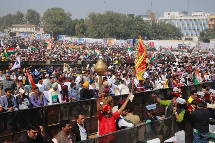 ਕੇਜਰੀਵਾਲ ਨੇ ਕਿਹਾ-ਕੁਝ ਲੋਕ ਕਹਿੰਦੇ ਹਨ ਕਿ ਕੇਜਰੀਵਾਲ ਸਭ ਕੁਝ ਮੁਫਤ ਦੇ ਰਹੇ ਹਨ। ਇਸ ਸੰਸਾਰ ਵਿੱਚ ਸਾਰੀਆਂ ਕੀਮਤੀ ਚੀਜ਼ਾਂ ਮੁਫਤ ਹੀ ਤਾਂ ਮਿਲਦੀਆਂ ਹਨ।ਮੈਂ ਦਿੱਲੀ ਦੇ ਲੋਕਾਂ ਨੂੰ ਅਤੇ ਦਿੱਲੀ ਦੇ ਲੋਕਾਂ ਮੈਂਨੂੰ ਬਹੁਤ ਪਿਆਰ ਕਰਦੇ ਹਨ। ਜੇ ਮੈਂ ਸਕੂਲ ਵਿੱਚ ਪੜ੍ਹਨ ਵਾਲੇ ਬੱਚਿਆਂ ਤੋਂ, ਹਸਪਤਾਲ ਵਿੱਚ ਇਲਾਜ ਕਰਵਾ ਰਹੇ ਮਰੀਜ਼ਾਂ ਤੋਂ ਪੈਸੇ ਲੈਣਾ ਸ਼ੁਰੂ ਕਰ ਦਿੰਦਾ ਹਾਂ, ਤਾਂ ਅਜਿਹੇ ਮੁੱਖ ਮੰਤਰੀ ਲਈ ਸ਼ਰਮ ਦੀ ਗੱਲ ਹੈ। 