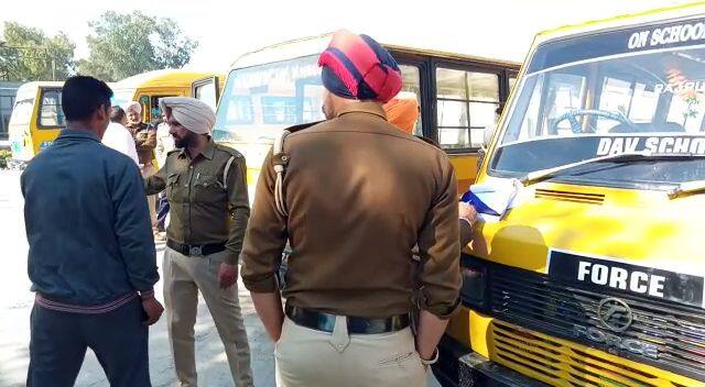 ਬਠਿੰਡਾ ਵਿੱਚ ਅੱਜ ਟਰਾਂਸਪੋਰਟ ਵਿਭਾਗ ਦੇ ਅਧਿਕਾਰੀਆਂ ਨੇ ਸਕੂਲ ਵਾਹਨਾਂ ਦੀ ਚੈਕਿੰਗ ਕੀਤੀ।