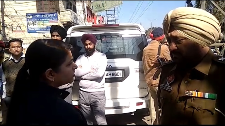 video of ludhiana gold loan robbery ਲੁਟੇਰੇ ਲਿਫਾਫਿਆਂ 'ਚ ਭਰ ਕੇ ਲੈ ਗਏ 12 ਕਰੋੜ ਦਾ ਸੋਨਾ, ਖੜ੍ਹੇ ਵੇਂਹਦੇ ਰਹੇ ਲੋਕ