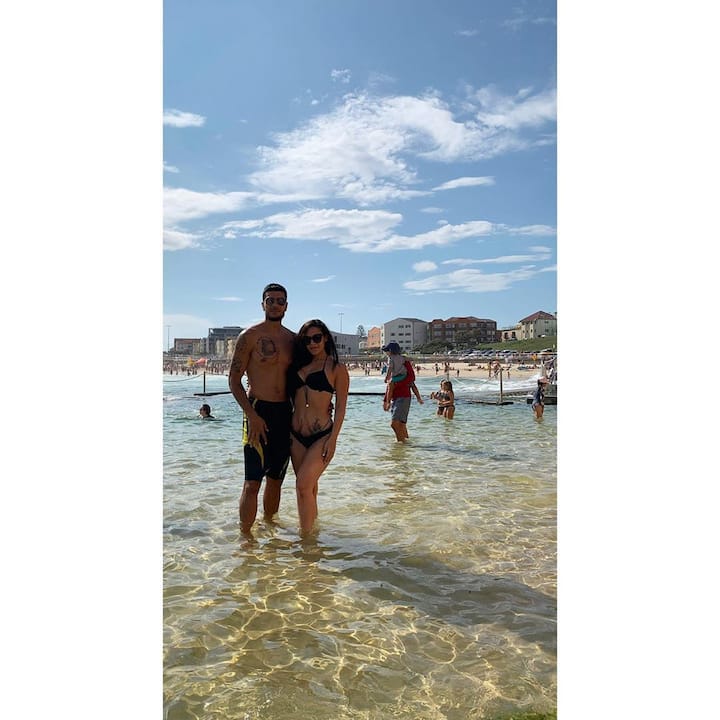 ਬਾਲੀਵੁੱਡ ਅਦਾਕਾਰ ਟਾਈਗਰ ਸ਼ਰਾਫ ਦੀ ਭੈਣ ਕ੍ਰਿਸ਼ਨਾ ਸ਼ਰਾਫ ਆਪਣੇ ਬੁਆਏਫ੍ਰੈਂਡ ਇਬਾਨ ਹੇਮਸ ਦੇ ਨਾਲ ਵੇਕੇਸ਼ਨ ਇੰਜੁਆਏ ਕਰ ਰਹੀ ਹੈ। ਦੋਨੋਂ ਸਿਡਨੀ, ਆਸਟ੍ਰੇਲੀਆ 'ਚ ਹਨ।