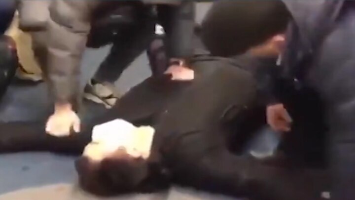 ਇਹ ਸ਼ਖਸ ਮਾਸਕੋ ਦਾ ਇੱਕ ਬਲਾਗਰ ਹੈ। ਵੀਡੀਓ 'ਚ ਕੋਰੋਨਾਵਾਇਰਸ ਦਾ ਮਜ਼ਾਕ ਬਣਾਉਣ 'ਤੇ ਉਸ 'ਤੇ ਕੇਸ ਦਰਜ ਹੋਇਆ ਹੈ।