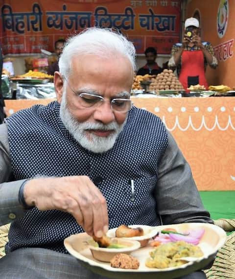 ਅਚਾਨਕ ‘ਹੁਨਰ ਹਾਟ’'ਚ ਪਹੁੰਚੇ ਮੋਦੀ, ਲਿੱਟੀ-ਚੋਖਾ ਨਾਲ ਪੀਤੀ ਚਾਹ, ਵੇਖੋ ਤਸਵੀਰਾਂ ਅਚਾਨਕ ‘ਹੁਨਰ ਹਾਟ’'ਚ ਪਹੁੰਚੇ ਮੋਦੀ, ਲਿੱਟੀ-ਚੋਖਾ ਨਾਲ ਪੀਤੀ ਚਾਹ, ਵੇਖੋ ਤਸਵੀਰਾਂ