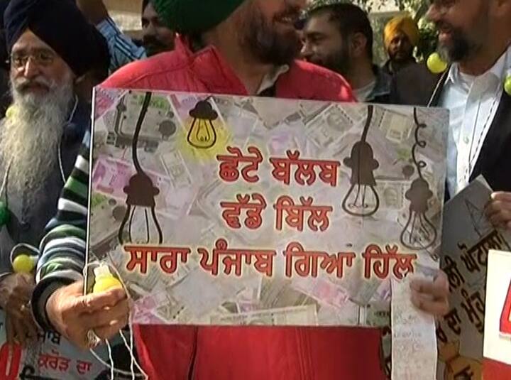 ਵਿਰੋਧੀ ਧਿਰ ਨੇ ਕੁਝ ਪਰਿਵਾਰਾਂ ਜਿਨ੍ਹਾਂ ਨੇ ਬਿਜਲੀ ਦੇ ਬਿੱਲਾਂ ਦਾ ਭੁਗਤਾਨ ਕੀਤਾ ਨੂੰ ਵਿਰੋਧ ਪ੍ਰਦਰਸ਼ਨ ਵਾਲੀ ਥਾਂ 'ਤੇ ਇਕੱਠਾ ਕੀਤਾ।