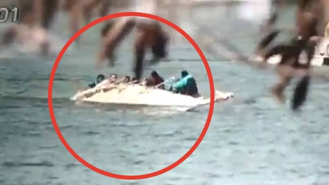 Boat carrying IPS officers capsizes in Madhya Pradesh, all rescued ਝੀਲ 'ਚ ਪਲਟੀ ਆਈਪੀਐਸ ਅਫਸਰਾਂ ਨਾਲ ਭਰੀ ਕਿਸ਼ਤੀ, ਡੀਜੀਪੀ ਦੀ ਪਤਨੀ ਵੀ ਸੀ ਸਵਾਰ