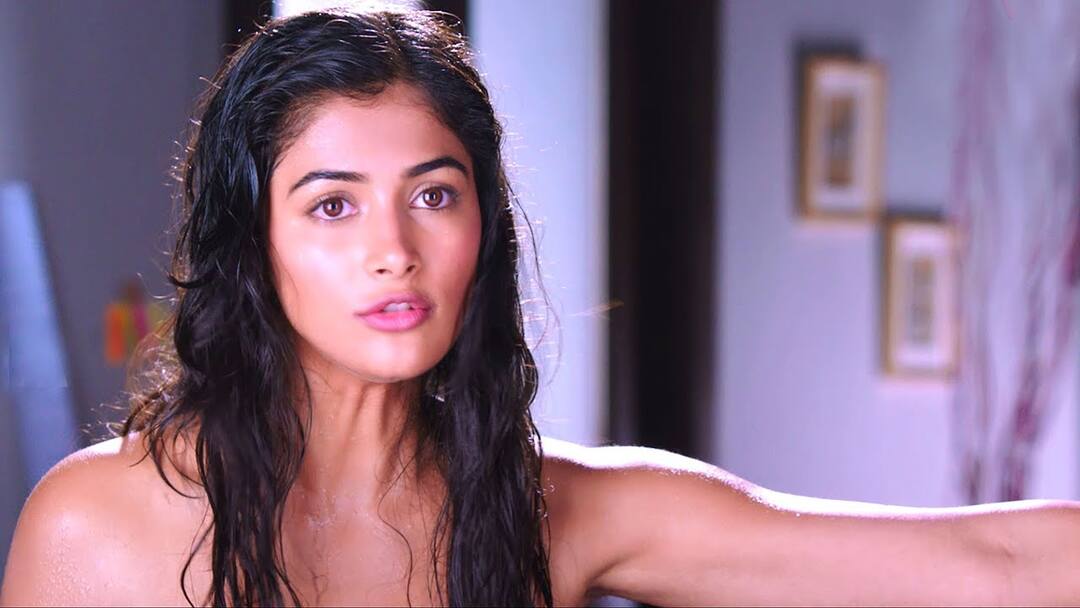 Middle-Age Uncle Crazily Chasing Pooja Hegde ਅੱਧਖੜ ਉਮਰ ਦੇ ਬੰਦੇ ਨੇ ਕੀਤਾ 'ਪੂਜਾ ਹੇਗੜੇ' ਦਾ ਪਿੱਛਾ, ਵੀਡੀਓ ਵਾਇਰਲ