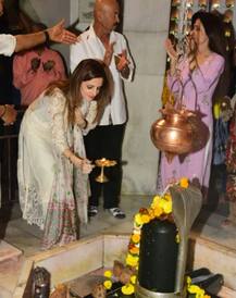 ਮਹਾਂ ਸ਼ਿਵਰਾਤਰੀ ਤੇ ਭਗਵਾਨ ਸ਼ਿਵ ਦੀ ਪੂਜਾ ਕਰਨ ਪਰਿਵਾਰ ਸਮੇਤ ਪਹੁੰਚੇ ਰਿਤਿਕ ਰੋਸ਼ਨ, ਵੇਖੋ ਤਸਵੀਰਾਂ