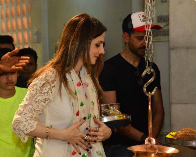 ਤੁਸੀਂ ਇਸ ਤਸਵੀਰ ਵਿੱਚ ਦੇਖੋਗੇ ਕਿ ਰਿਤਿਕ ਅਤੇ ਸੁਜ਼ੈਨ ਇਥੇ ਪੂਜਾ ਕਰਦੇ ਦਿਖਾਈ ਦੇ ਰਹੇ ਹਨ।