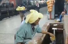 'ਪਾਪੀ ਪੇਟ ਦਾ ਸਵਾਲ', ਬਜ਼ੁਰਗ ਨੂੰ ਖਾਣੀ ਪਾਈ ਧੋ ਕਿ ਰੋਟੀ, ਵੀਡੀਓ ਵੇਖ ਤੁਸੀਂ ਵੀ ਹੋ ਜਾਵੋਗੇ ਭਾਵੁਕ