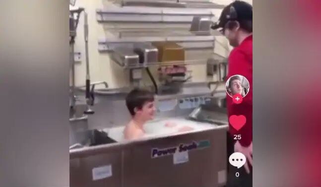 Restaurant Worker Fired For Bathing In Kitchen Sink. Video Is Viral ਰੈਸਟੋਰੈਂਟ ਕਰਮਚਾਰੀ ਨੂੰ ਰਸੋਈ ਦੇ ਸਿੰਕ 'ਚ ਇਸ਼ਨਾਨ ਕਰਨਾ ਪਿਆ ਮਹਿੰਗਾ, ਵੀਡੀਓ ਹੋਇਆ ਵਾਇਰਲ