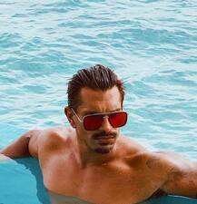 ਬਿਪਾਸ਼ਾ ਬਾਸੂ ਮਨਾ ਰਹੀ ਪਤੀ ਕਰਨ ਗਰੋਵਰ ਦਾ ਜਨਮਦਿਨ, ਪੂਲ ਦੀਆਂ ਤਸਵੀਰਾਂ ਕੀਤੀਆਂ ਸ਼ੇਅਰ