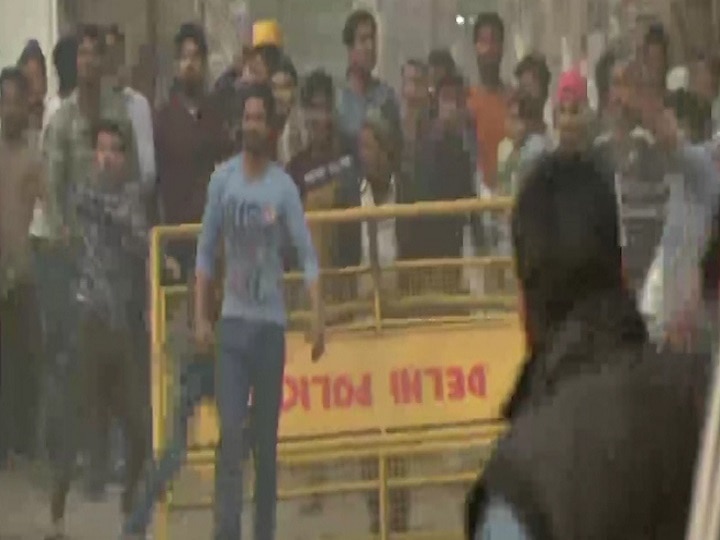 Delhi: Stones pelted during Kapil Mishra's pro-CAA rally in Maujpur ਨਾਗਰਿਕਤਾ ਕਾਨੂੰਨ ਖਿਲਾਫ ਮੁੜ ਉਭਲਿਆ ਭਾਰਤ