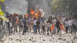 5, including cop, killed in clashes: How violence unfolded in northeast Delhi ਸਵੇਰੇ-ਸਵੇਰੇ ਮੌਜਪੁਰ 'ਚ ਪਥਰਾਅ ਤੋਂ ਬਾਅਦ ਅਗਜ਼ਨੀ, ਹਾਲਾਤ ਤਣਾਅਪੂਰਨ, ਅਮਿਤ ਸ਼ਾਹ ਵਲੋਂ ਐਮਰਜੇਂਸੀ ਬੈਠਕ