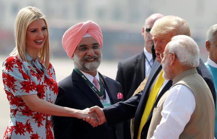 ਅਮਰੀਕੀ ਰਾਸ਼ਟਰਪਤੀ ਦੀ ਭਾਰਤ ਦੌਰੇ ਦਾ ਅੱਜ ਦੂਜਾ ਦਿਨ ਹੈ। ਉਨ੍ਹਾਂ ਦਾ ਦੌਰਾ ਗੁਜਰਾਤ ਦੀ ਰਾਜਧਾਨੀ ਅਹਿਮਦਾਬਾਦ ਤੋਂ ਸ਼ੁਰੂ ਹੋਇਆ ਸੀ। ਇਸ ਦੌਰੇ 'ਤੇ ਟਰੰਪ ਤੋਂ ਇਲਾਵਾ ਜਿਸ ਨੇ ਸਭ ਲੋਕਾਂ ਦਾ ਧਿਆਨ ਆਪਣੇ ਵੱਲ ਖਿੱਚਿਆ, ਉਹ ਹੈ ਇਵਾਂਕਾ ਟਰੰਪ। ਇਵਾਂਕਾ ਨੇ ਸਭ ਤੋਂ ਵੱਧ ਸੁਰਖੀਆਂ ਬਣਾਈਆਂ ਹਨ।