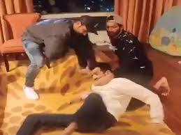 Rohit Sharma, Chahal Tik Tok Video Went Viral ਰੋਹਿਤ ਸ਼ਰਮਾ ਨੇ ਇਸ ਲਈ ਚਹਿਲ ਨੂੰ ਕੁੱਟਿਆ, ਵਾਇਰਲ ਹੋ ਰਹੀ ਵੀਡੀਓ