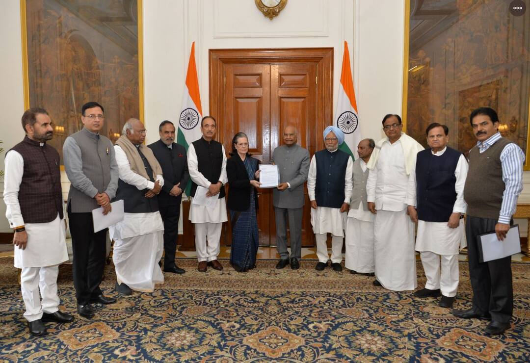 ਅਮਿਤ ਸ਼ਾਹ ਦੀ ਛੁੱਟੀ 'ਤੇ ਅੜੇ ਵਿਰੋਧੀ, ਸੋਨੀਆ ਗਾਂਧੀ ਦੀ ਅਗਵਾਈ ਹੇਠ ਰਾਸ਼ਟਰਪਤੀ ਕੋਲ ਪਹੁੰਚਿਆ ਵਫਦ delegation from Congress called on President Kovind ਅਮਿਤ ਸ਼ਾਹ ਦੀ ਛੁੱਟੀ 'ਤੇ ਅੜੇ ਵਿਰੋਧੀ, ਸੋਨੀਆ ਗਾਂਧੀ ਦੀ ਅਗਵਾਈ ਹੇਠ ਰਾਸ਼ਟਰਪਤੀ ਕੋਲ ਪਹੁੰਚਿਆ ਵਫਦ