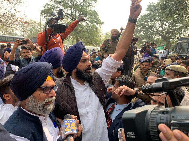 ਮਜੀਠੀਆ ਅੱਜ ਆਪਣੇ ਵਿਧਾਇਕਾਂ ਨਾਲ ਵਿੱਤ ਮੰਤਰੀ ਮਨਪ੍ਰੀਤ ਬਾਦਲ ਦੀ ਰਿਹਾਇਸ਼ ਦਾ ਘੇਰਾਓ ਕਰਨ ਪਹੁੰਚੇ ਸੀ।