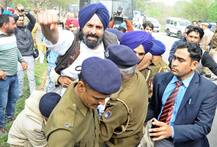 ਪੁਲਿਸ ਨੇ ਕੀਤੀ ਬਿਕਰਮ ਮਜੀਠੀਆ ਦੀ ਖਿੱਚ-ਧੂਹ, ਨਹੀਂ ਮੰਨੇ ਤਾਂ ਚੁੱਕ ਕੇ ਹੀ ਲੈ ਗਏ