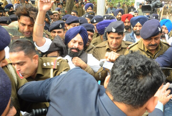 ਉਹ ਨਾ ਮੰਨੇ ਤਾਂ ਪੁਲਿਸ ਨੇ ਉਨ੍ਹਾਂ ਦੀ ਖਿੱਚ-ਧੂਹ ਕੀਤੀ। ਬਾਅਦ ਵਿੱਚ ਉਨ੍ਹਾਂ ਨੂੰ ਹਿਰਾਸਤ 'ਚ ਲੈ ਲਿਆ ਗਿਆ।