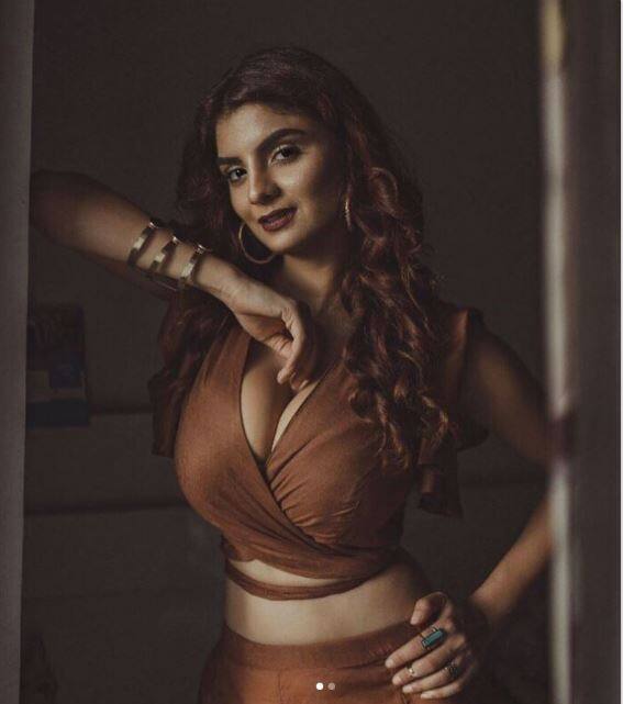 ਸਾਂਝੀਆਂ ਫੋਟੋਆਂ ਵਿੱਚ ਉਹ ਹਰੇ ਰੰਗ ਦੀ ਸਾੜੀ ਵਿੱਚ ਦਿਖਾਈ ਦੇ ਰਹੀ ਹੈ।