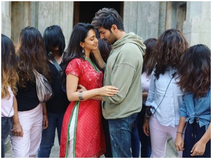 Kartik Aaryan and Kiara Advani Look Lost in Love on Bhool Bhulaiyaa 2 Sets as 'Witches' Surround Them ਚੁੜੇਲਾਂ 'ਚ ਰੋਮਾਂਟਿਕ ਪੋਜ਼ 'ਚ ਨਜ਼ਰ ਆਏ ਕਾਰਤਿਕ-ਕਿਆਰਾ, ਇੱਥੇ ਦੇਖੋ ਤਸਵੀਰ