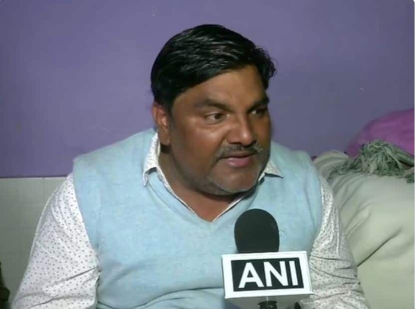 ਮੁਅੱਤਲ 'ਆਪ' ਕੌਂਸਲਰ ਤਾਹਿਰ ਹੁਸੈਨ ਨੇ ਕੀਤਾ ਆਤਮ ਸਮਰਪਣ Ready to surrender, says suspended AAP councillor Tahir Hussain named in Delhi violence FIR ਮੁਅੱਤਲ 'ਆਪ' ਕੌਂਸਲਰ ਤਾਹਿਰ ਹੁਸੈਨ ਨੇ ਕੀਤਾ ਆਤਮ ਸਮਰਪਣ