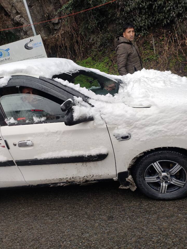 ਗੱਡੀਆਂ ਤੇ ਘਰਾਂ ਦੀਆਂ ਛੱਤਾਂ 'ਤੇ ਵੀ ਕਾਫੀ ਬਰਫ ਦੇਖਣ ਨੂੰ ਮਿਲ ਰਹੀ ਹੈ।  