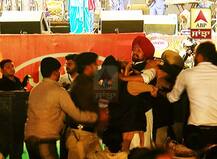 ਗੁਰਦਾਸ ਮਾਨ ਦੇ ਸ਼ੋਅ 'ਚ ਫਿਰ ਹੰਗਾਮਾ, ਸਟੇਜ 'ਤੇ ਚੜ ਰਹੇ ਵਿਦਿਆਰਥੀਆਂ ਨੂੰ ਪੁਲਿਸ ਨੇ ਦਬੋਚਿਆ