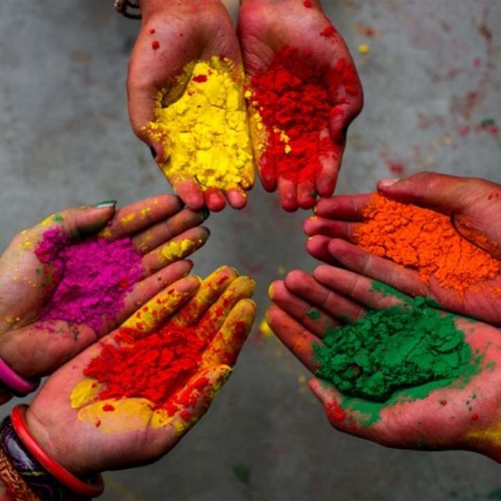 ਹੋਲੀ ਦੇ ਦਿਨ ਅੱਖਾਂ ਨੂੰ ਬਚਾਉਣ ਲਈ ਚਸ਼ਮਿਆਂ ਦਾ ਇਸਤੇਮਾਲ ਕੀਤਾ ਜਾ ਸਕਦਾ ਹੈ ਤੇ ਕੁਝ ਕੁਝ ਦੇਰ ਬਾਅਦ ਅੱਖਾਂ ਨੂੰ ਸਾਫ਼ ਪਾਣੀ ਨਾਲ ਧੋਣਾ ਚਾਹੀਦਾ ਹੈ।