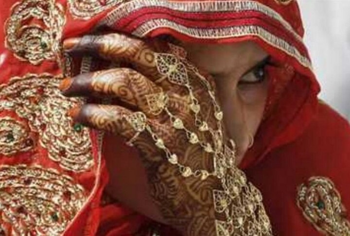 Bride crying on station left groom hand due to take train in mirzapur station ਲਾੜਾ ਤੇ ਬਰਾਤੀ ਸਟੇਸ਼ਨ 'ਤੇ ਹੀ ਭੁੱਲ ਗਏ ਦੁਲਹਨ