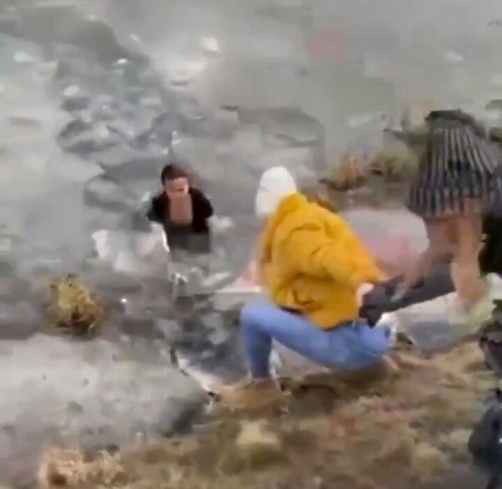 Act of Kindness: lady saved dog from Icy pond ਔਰਤ ਨੇ ਆਪਣੀ ਜਾਨ ਜ਼ੋਖਮ 'ਚ ਪਾ ਦਿਖਾਈ ਦਿਆਲਤਾ, ਵੀਡੀਓ ਵਾਇਰਲ