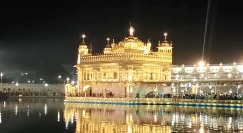 ਸ੍ਰੀ ਹਰਿਮੰਦਰ ਸਾਹਿਬ ਵਿਖੇ ਮਨਾਈ ਫੁੱਲਾਂ ਤੇ ਇਤਰ ਨਾਲ ਹੋਲੀ ਸ੍ਰੀ ਹਰਿਮੰਦਰ ਸਾਹਿਬ ਵਿਖੇ ਮਨਾਈ ਫੁੱਲਾਂ ਤੇ ਇਤਰ ਨਾਲ ਹੋਲੀ