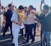 ਮੱਧ ਪ੍ਰਦੇਸ਼ ਪਹੁੰਚੇ ਸਿੰਧੀਆ ਤਾਂ ਪੈਰਾਂ ਚ ਡਿੱਗੇ ਲੋਕ, ਟਿੱਕਟੌਕ ਵੀਡੀਓ ਨੇ ਮਚਾਇਆ ਧਮਾਲ