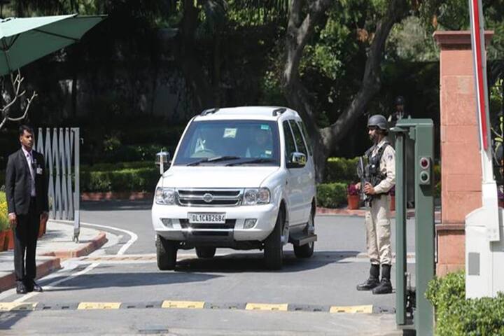 ਇਸ ਐਸਯੂਵੀ ਕਾਰ ਵਿੱਚ ਪਾਵਰ ਸਟੀਰਿੰਗ, ਏਸੀ, ਪਾਵਰ ਵਿੰਡੋਜ਼, ਪਾਵਰ ਬ੍ਰੇਕਸ ਵਰਗੇ ਫੀਚਰਸ ਮਿਲਦੇ ਹਨ। ਸੁਰੱਖਿਆ ਦੀ ਗੱਲ ਕਰੀਏ ਤਾਂ ਇਹ ਕਾਰ ਏਅਰ ਬੈਗ, ਏਬੀਐਸ ਟਾਟਾ ਸਫਾਰੀ ਐਸਯੂਵੀ ਕਾਰ ਦੀ ਐਕਸ ਸ਼ੋਅਰੂਮ ਕੀਮਤ ਲਗਪਗ 15 ਲੱਖ ਰੁਪਏ ਹੈ। ਹੁਣ ਇਸ ਕਾਰ ਨੂੰ ਕੰਪਨੀ ਨੇ ਬੰਦ ਕਰ ਦਿੱਤਾ ਹੈ।