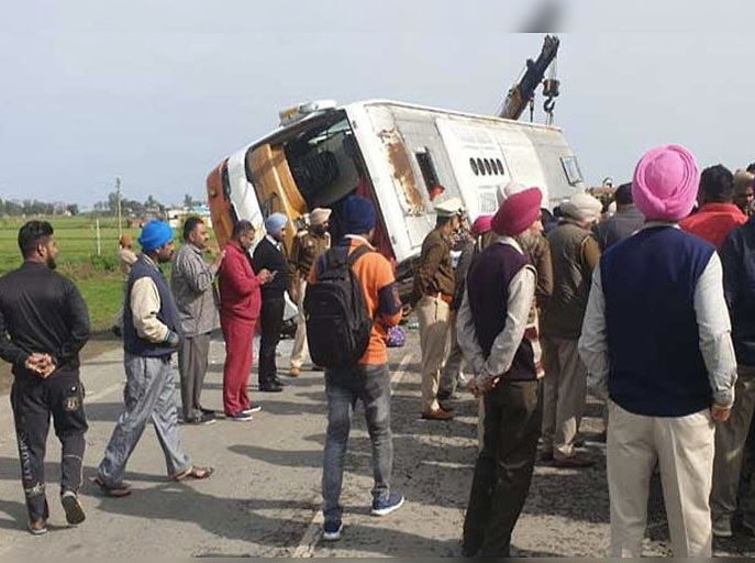One killed, 47 injured in bus accident due to overturns in Gurdaspur ਗੁਰਦਾਸਪੁਰ 'ਚ ਭਿਆਨਕ ਹਾਦਸਾ, ਤੇਜ਼ ਰਫਤਾਰ ਬੱਸ ਪਲਟੀ