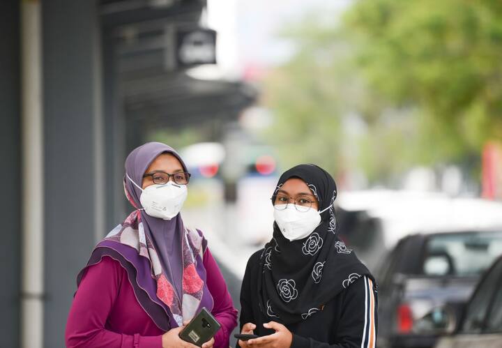 ਸਰਕਾਰ ਨੇ ਵੀ ਇੱਕ ਦੂਸਰੇ ਤੋਂ ਘੱਟੋ-ਘੱਟ ਇੱਕ ਮੀਟਰ ਦੂਰ ਰਹਿਣ ਤੇ ਸਾਫ-ਸਫਾਈ ਰੱਖਣ ਦੇ ਨਾਲ ਲੋਕਾਂ ਨੂੰ ਭੀੜ ਤੋਂ ਬਚਣ ਦੀ ਸਲਾਹ ਦਿੱਤੀ ਹੈ।