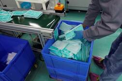 ਕੋਰੋਨਾ ਦੀ ਦਹਿਸ਼ਤ ਹੇਠ ਅਮੀਰ ਹੋਣ ਦਾ ਧੰਦਾ, ਗੈਰ-ਕਾਨੂੰਨੀ ਮਾਸਕ ਬਣਾਉਣ ਦੀਆਂ ਖੁੱਲ੍ਹੀਆਂ ਫੈਕਟਰੀਆਂ