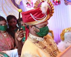 ਕੋਰੋਨਾ ਦੇ ਖੌਫ 'ਚ ਹੁਣ ਅਨੌਖੇ ਤਰੀਕੇ ਨਾਲ ਵਿਆਹ, ਲਾੜਾ-ਲਾੜੀ ਨੇ ਇੰਝ ਲਏ 7 ਫੇਰੇ