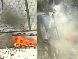  On Janta Curfew day, Shaheen Bagh protesters allege a petrol bomb was hurled nearby ਸ਼ਾਹੀਨ ਬਾਗ 'ਤੇ ਬੰਬ ਨਾਲ ਹਮਲੇ! ਜਨਤਾ ਕਰਫਿਊ ‘ਚ ਵੀ ਸੰਘਰਸ਼ ਜਾਰੀ
