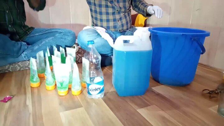 Bathinda people helping other by making Sanitiser at home ਕੋਰੋਨਾ ਦਾ ਕਹਿਰ: ਬਠਿੰਡਾ ਦੇ ਇਹ ਲੋਕ ਘਰੇ ਹੀ ਸੈਨੇਟਾਈਜ਼ਰ ਬਣਾ ਕਰ ਰਹੇ ਫਰੀ ਸੇਵਾ