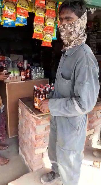 ਇਨ੍ਹਾਂ ਤਸਵੀਰਾਂ ‘ਚ ਤੁਸੀਂ ਦੇਖ ਸਕਦੇ ਹੋ ਕਿ ਸ਼ਰੇਆਮ ਸ਼ਰਾਬ ਵੇਚੀ ਜਾ ਰਹੀ ਹੈ।