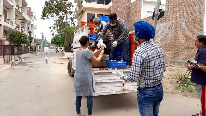  ਉੱਥੇ ਹੀ ਬਠਿੰਡਾ ਦੇ ਡੀਸੀ ਵੱਲੋਂ ਵੇਰਕਾ ਕੰਪਨੀ ਜ਼ਰੀਏ ਦੁੱਧ ਤੇ ਹੋਰ ਵੱਖ-ਵੱਖ ਤਰ੍ਹਾਂ ਦੀਆਂ ਚੀਜ਼ਾਂ ਦੀ ਸਪਲਾਈ ਘਰ ਬੈਠੇ ਲੋਕਾਂ ਨੂੰ ਕਰਵਾਈ ਗਈ।
