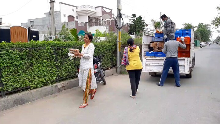 ਇਸ ਦੇ ਨਾਲ ਹੀ ਉਨ੍ਹਾਂ ਵੱਲੋਂ ਮੰਗ ਕੀਤੀ ਗਈ ਇੱਕ ਦੁੱਧ ਤੇ ਹੋਰ ਵਸਤੂਆਂ ਦੇ ਨਾਲ ਸਬਜ਼ੀਆਂ ਵੀ ਘਰ ਬੈਠੇ ਮੁਹੱਈਆ ਕਾਰਵਾਈਆਂ ਜਾਣ।